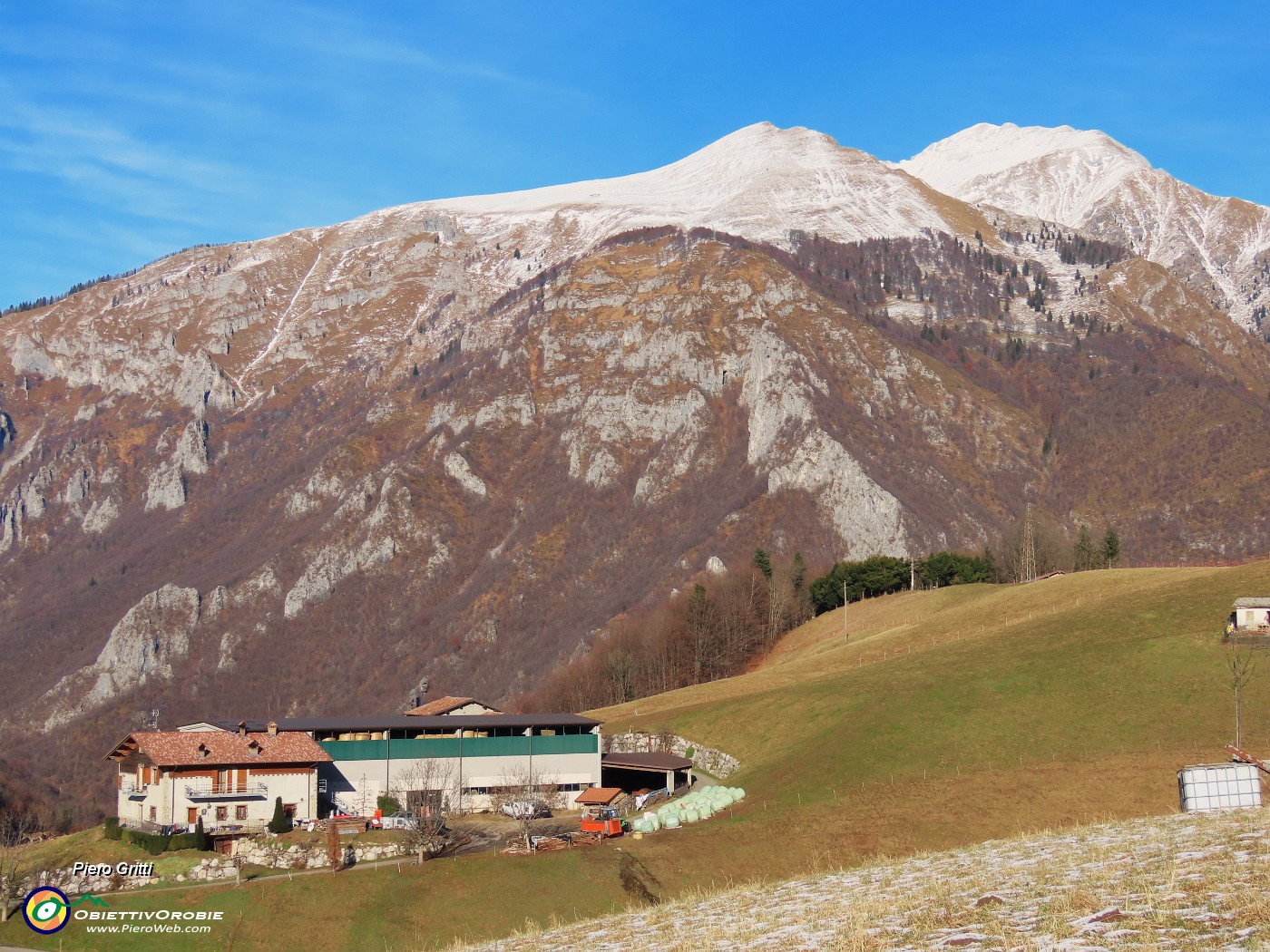 09 Dal roccolo di Valpiana zoom su Cima Menna (2300 m).JPG